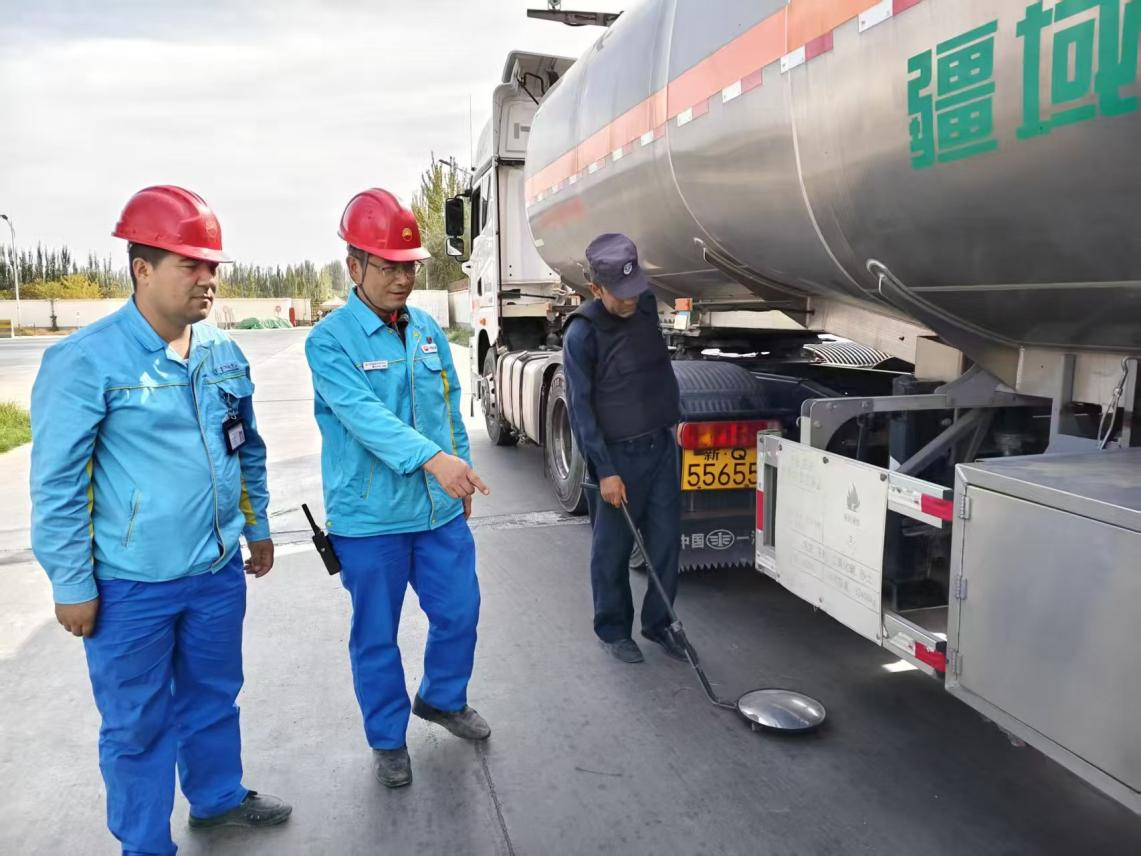 班组长正在监督车辆装油前安全检查 班组长正在监督车辆装油前安全检查