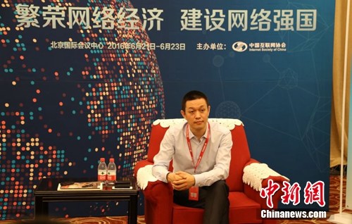 易车公司董事长兼CEO、蔚来汽车董事长李斌接受中新网等记者采访。