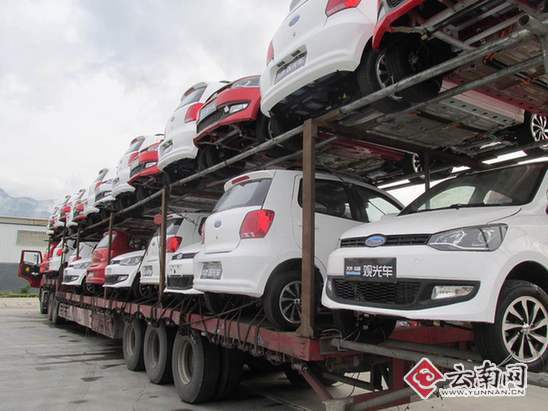 云南打洛口岸首次出口新能源四轮电动车