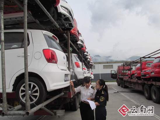 云南打洛口岸首次出口新能源四轮电动车