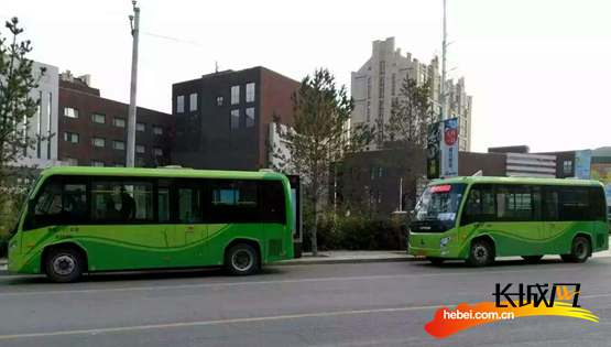 行驶在街道上的公交车。崇礼区委宣传部供图