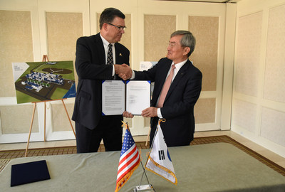 2017年6月28日,Alaska Gasline Development Corporation总裁Keith Meyer和韩国天然气公司总裁兼首席执行官Seung-hoon Lee博士在华盛顿特区签署关于两家公司合作的谅解备忘录(Neshan H. Naltchayan / Alaska Gasline Development Corporation供图)。 2017年6月28日,Alaska Gasline Development Corporation总裁Keith Meyer和韩国天然气公司总裁兼首席执行官Seung-hoon Lee博士在华盛顿特区签署关于两家公司合作的谅解备忘录(Neshan H. Naltchayan / Alaska Gasline Development Corporation供图)。