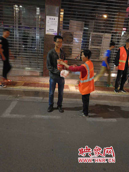 环卫工救助流落郑州街头的高考落榜生