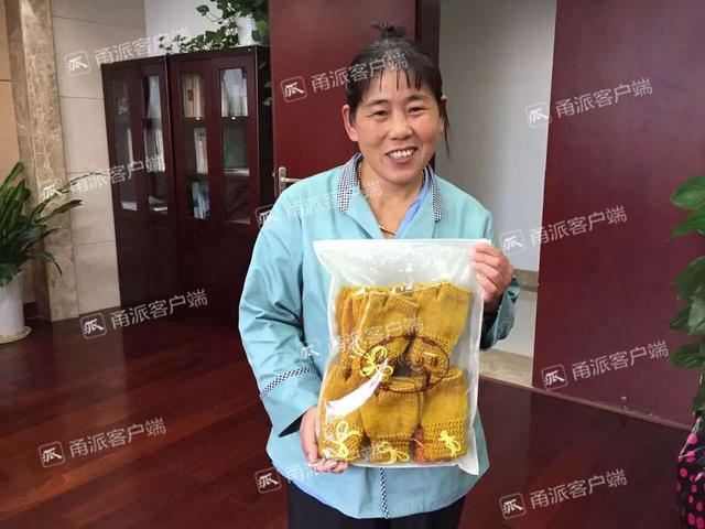 保洁员为边疆孩子送去手套 这件事她持续了三年